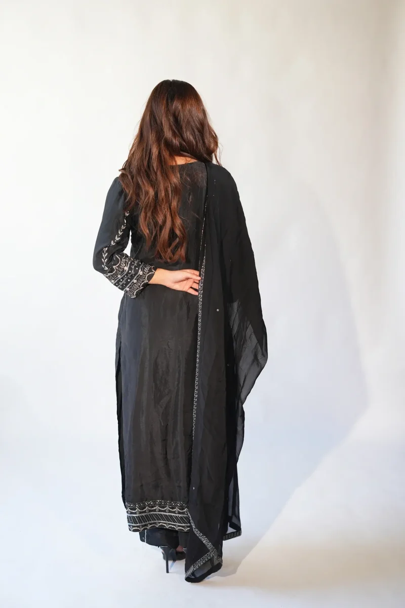 Timeless Black - Image 2